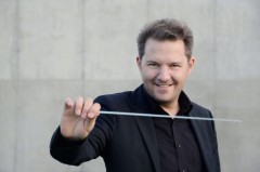 Der sympathische Johannes Klumpp dirigiert die Nordwestdeutsche Philharmonie im Neujahrskonzert 2022.. Foto:© Janine Kuehn
