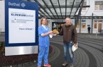 Ulrike Graulich nimmt gerne die Gutscheine entgegen, die Matthias Jaene und seine Kollegen vom Kundenservice der Deutschen Post für das Pflegeteam der Intensivstation gespendet haben. Foto: EvKB