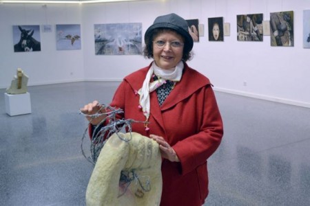 Die Künstlerin Serpil Neuhaus stellt ihre Werke unter dem Titel „Grenzenlos“ in der Galerie im Forum der Stadthalle aus. .Foto: Stadt Gütersloh