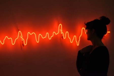 In der Ausstellung Lichtkunst/Kunstlicht zusehen: „Brainwave“ des niederländischen Künstlers Jan van Münster.Foto:© Stadt Paderborn 