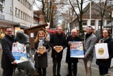 HK-Aktion Heimat shoppen für eine starke Bad Oeynhauser City mit Bürgermeister Lars Bökenkröger, IHK-Hauptgeschäftsführerin Petra Pigerl-Radtke, Werbegemeinschafts-Vorsitzender Tim Schütte, sein Stellvertreter Wolfgang Siek, Wirtschaftsförderer Patrick Zahn und IHK-Referatsleiter Marco Rieso (v. l.). Foto: IHK