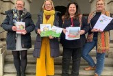 Karin Hasenstein-Ellinghaus, Martina Nickles, Sabine Höke, Sabine Hartmann-Rohlf vom Büro f. Behinderten u. Seniorenfragen (v.li.) haben die Broschüren überarbeitet