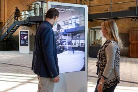 Im Maschinenhaus des Schiffshebewerks Henrichenburg wurde im November der erste Teil der neuen Dauerausstellung eröffnet: Auf zwei großen Monitoren erweckt Augmented Reality den historischen Maschinenbestand zum Leben. Foto: LWL / Gehrmann