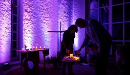 In der Ökumenische Lebensgemeinschaft Sankt Raphael (Bad Salzuflen) wird ein Licht entzündet. Foto: Dieter Obermeyer