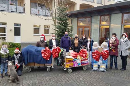 Das St. Nikolai Seniorenhaus Höxter unterstützt das Tierheim Höxter-Holzminden mit einer Geld- und Sachspende.. Foto: ©KHWE