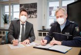 Foto zeigt Bürgermeister Frank Hilker (links) und Wachleiter Dr. Matthias Wendtland vor der Unterzeichnung der Ordnungspartnerschaft im Detmolder Rathaus. Foto: Stadt Detmold