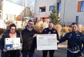 v.l. Nadine Janz, stellv. Pflegedienstleiterin, und René Meistrell, Leiter des Kinderhospiz Bethel, freuen sich über die Spenden von Martin Steffens, Geschäftsführer der Steffens Pumpen-Fachhandel GmbH, und Michael Förster, Präsident des Chopperclubs Paderborn.