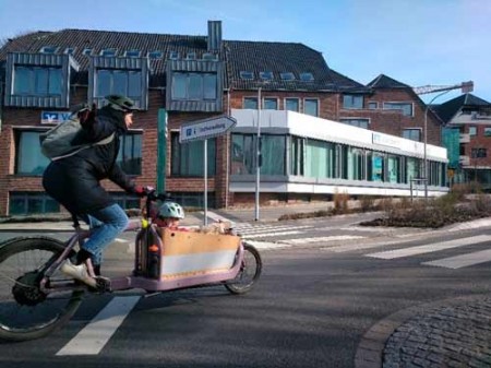 3. Stadtverkehr ist Radverkehr. Gesa Niedringhaus mit Lastenrad und Tochter Hedi auf dem Niederwall. Foto: IpF/Malte Niedringhaus