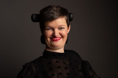 Als Rednerin für den Online-Auftakt am Internationalen Frauentag, dem 8. März, ist es der Gleichstellungsstelle gelungen, die „Expertin für Neuanfänge“ in Krisenzeiten Anastasia Umrik zu gewinnen.Foto: © Julia Santoso