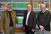 Präsentieren den aktuellen Registerband vor den schwarz gebundenen Warte-Ausgaben im Stadt- und Kreisarchiv Paderborn: (v.li.:) Michael Wittig, Verein für Geschichte an der Universität, Andreas Gaidt und Wilhelm Grabe, beide Stadt- und Kreisarchiv.Foto: © Verein für Geschichte / Alina Strunk