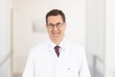 Post-Covid, was wissen wir heute und welche Behandlungsmöglichkeiten gibt es? Prof. Dr. med. Axel von Bierbrauer, Pneumologe und Chefarzt der Klinik für Pneumologie, Infektiologie und Schlaf- und Beatmungsmedizin am Klinikum Gütersloh. Foto: ©Klinikum Gütersloh. Online-Vortrag am 21. Februar um 19.00 Uhr