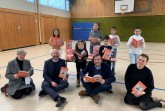 Leseratten: Schulleiterin Ulrike Laubinger, Schul-Beigeordneter Henning Matthes, Emilia, Melissa, Vasil, Bürgermeister Norbert Morkes, Ioanis, Anabela, Leseratten: Schulleiterin Ulrike Laubinger, Schul-Beigeordneter Henning Matthes, Emilia, Melissa, Vasil, Bürgermeister Norbert Morkes, Ioanis, Anabela, Deva, Lehrerin Viktoria Pappas