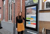 Lisa Jephcote, Teamleiterin Touristik, zeigt, wie die digitale Info-Stele funktioniert: Wer seine Hand auf die entsprechende Kachel legt, bekommt jede Menge Informationen zu touristischen Themen geliefert. Foto: Stadt Rietberg