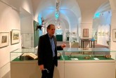 Kurator-Dr.-Heiner-Borggrefe-in-der-Sonderausstellung. Foto: Weserrenaissance-Museum Schloss Brake/Herrmann