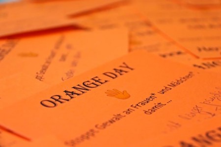 Anlässlich des Orange Days erhielt Gleichstellungsbeauftragte Susanne Fischer viele Karten zurück, auf denen sich Bürgerinnen und Bürger gegen Gewalt an Frauen und Mädchen stark machten.