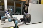 Der Roboter-Barista „CinITo“ serviert den Kaffee und zeigt das Zusammenspiel von industriellen IT-Technologien. Foto: Copyright: CENTRUM INDUSTRIAL IT