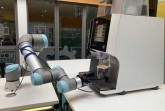 Der Roboter-Barista „CinITo“ serviert den Kaffee und zeigt das Zusammenspiel von industriellen IT-Technologien. Foto: Copyright: CENTRUM INDUSTRIAL IT