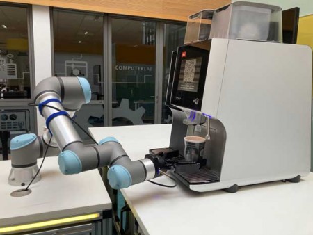 Der Roboter-Barista „CinITo“ serviert den Kaffee und zeigt das Zusammenspiel von  industriellen IT-Technologien. Foto:  Copyright: CENTRUM INDUSTRIAL IT