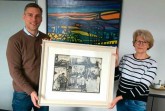 Auf dem beigefügten Foto sieht man links Vlothos Bürgermeister Rocco Wilken , rechts die Vlothoerin Karin Volkmann, in der Mitte das handsignierte Welski - Werk und im Hintergrund ein weiteres Ölgemälde des Künstlers Alf Wels k i. Foto: Stadt Vlotho