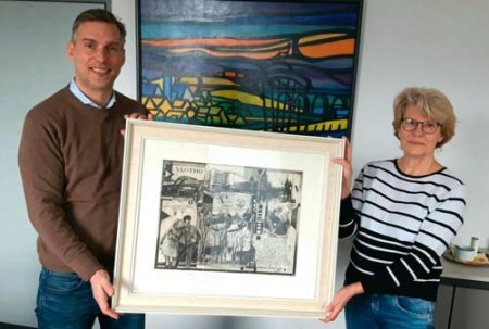 Auf dem beigefügten Foto sieht man links Vlothos Bürgermeister Rocco Wilken , rechts die Vlothoerin Karin Volkmann, in der Mitte das handsignierte Welski - Werk und im Hintergrund ein weiteres Ölgemälde des Künstlers Alf Wels k i. Foto: Stadt Vlotho