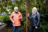 Unser Foto zeigt den Wandern-Experten Adolf Nagel und von der Tourist Information Lippe & Detmold Vanessa Rubart mit den neuen Wandern-Markierungen. Foto: Stadt Detmold