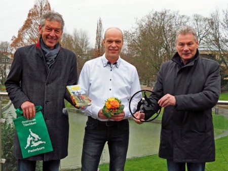 Der Vorsitzende des Verkehrsvereins Paderborn, Dieter Honervogt (re.), und Geschäftsführer Karl Heinz Schäfer (li.) verabschieden sich von Andreas Plückebaum.Foto: © Verkehrsverein Paderborn e. V.