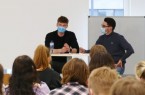 Zwei Studenten des Campus Gütersloh stellen sich den Fragen der Schülerinnen und Schüler im Studierendeninterview. (Foto: T. Hage/FH Bielefeld)