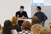Zwei Studenten des Campus Gütersloh stellen sich den Fragen der Schülerinnen und Schüler im Studierendeninterview. (Foto: T. Hage/FH Bielefeld)