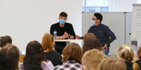  Zwei Studenten des Campus Gütersloh stellen sich den Fragen der Schülerinnen und Schüler im Studierendeninterview. (Foto: T. Hage/FH Bielefeld)