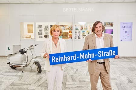 Reinhard Mohn wäre im Jahr 2021 100 Jahre alt geworden. Die Stadt Gütersloh benannte vor diesem Hintergrund eine Straße nach ihrem Ehrenbürger. Fotos (© Bertelsmann)