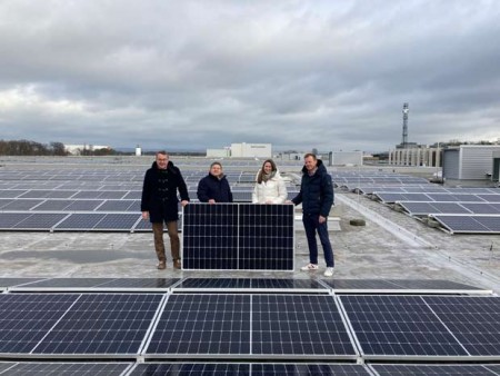 In Gütersloh entsteht die weltweit zweitgrößte Lagerhalle von Arvato. Die neue Photovoltaik-Anlage auf den Lagerdächern könnte 1.000 Drei-Personenhaushalte versorgen.