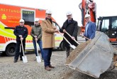 Gemeinsam mit Vertreterinnen und Vertretern des Architekturbüro RSK, des bauausführenden Unternehmens, des Kreisberufskollegs Höxter, der Kreishandwerkerschaft Höxter-Warburg, dem Landtagsabgeordneten Matthias Goeken und dem Vorsitzenden des Ausschusses für Umwelt, Planen, Bauen und Nachhaltigkeit, Wilhelm Skroch, haben Landrat Michael Stickeln und Kreishandwerksmeister Martin Knorrenschild die Arbeiten am neuen Bildungszentrum am Bohlenweg offiziell begonnen. Für insgesamt 20 Millionen Euro entsteht eine moderne Bildungsstätte für den Fachkräftenachwuchs im Handwerk. Foto: Kreis Höxter