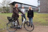 Stellen das Jobrad-Leasing vor: Landrat Sven-Georg Adenauer, Personalratsvorsitzender Thomas Haase und Jacqueline Lehmann aus der Abteilung Personal und Organisation mit dem E-Bike der Kreisverwaltung am Kreishaus Gütersloh. Foto: Kreis Gütersloh