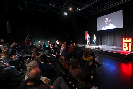 240 Menschen im Publikum verfolgten den regionalen Vorentscheid des Wissenschaftswettbewerbs im Tor 6 Theaterhaus. Bild: Sarah Jonek