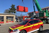 Der neue Container für die Feuerwehr Herford hängt am Haken.