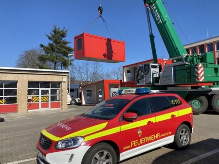 Der neue Container für die Feuerwehr Herford hängt am Haken.