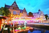 Der Niederwall am Alten Rathaus verwandelt sich beim Leineweber-Markt in eine Kirmesmeile. Bild: Bielefeld Marketing GmbH