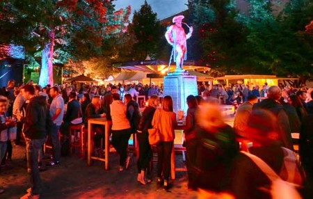 Das Leineweber-Denkmal auf dem Altstädter Kirchplatz ist ein beliebter Treffpunkt während des Leineweber-Markts: vom 25. bis 29. Mai 2022. Bild: Bielefeld Marketing GmbH