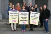 Verteilten Stolperplakate in der Innenstadt, um zum Nachdenken über Rassismus anzuregen: Brigitte Nübel, Pauline Grawe, Bente Jacobsen, Niko Dembowski, Ludmilla Friesen, Derya Ula, (hinten v.l.), Melanie Schwede, Sabrina Langlitz, Theresa Hammerschmidt und Matthias Gronowski (vorne v.l.). (Foto: AWO/Julika Kleibohm)
