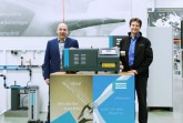 Dennis Lange, Verkaufsleiter bei Oltrogge und Michael Brecht, Business Line Manager bei Atlas Copco (v.l.n.r.) mit einer trockenlaufenden Schraubenvakuumpumpe. Sie bietet niedrigere Lebenszykluskosten, einen geringen Energieverbrauch, einfache Wartung und einen sicheren Betrieb.