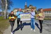 Blumensamen zum Selbstaussäen gibt es bei vielen Bäckereien in Büren: Anna-Lena Eggebrecht (ProjectPartners Kleeschulte), Benedikt Stiewe (Volksbank Brilon-Büren-Salzkotten), Fabian Wälter (Westenergie) und Anke Hammerström (Stadtmarketing).Foto: Stadt Büren