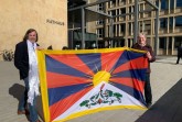 Außer einer Tibet-Flagge hatte Margret Köhre von der Regionalgruppe Bielefeld-OWL der Tibet Initiative Deutschland e.V. beim Besuch im Gütersloher Rathaus auch einen weißen Tibet-Schal für Bürgermeister Norbert Morkes im Gepäck. Die Flagge wird am 10. März vor dem Rathaus gehisst zur Mahnung an die Menschenrechtsverletzungen in Tibet.Foto: Stadt Gütersloh