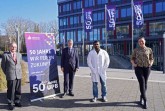 Foto ©(Universität Paderborn): Ina Heinrich (r.), operative Leitung des Jubiläumsjahres, hat gemeinsam mit Wissenschaftlern wie (v. l.) Prof. Dr. Artur Zrenner, Prof. Dr. Hans-Joachim Schmid und SathishKumar Ponusamy sowie mit Studierenden und Mitarbeitenden der Universität Paderborn ein vielseitiges Programm zusammengestellt.