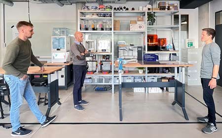Foto (TecUP): (v. l.) Marius Langenbach vom Start-up „MatchU“ und Michael Ditz vom Start-up „FractureSurfaceTechnologies“ mit Lennart Engel, Leitung „Maker Space“, bei einer Einführung in den „Maker Room“.