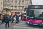 Sie bringen jetzt die ukrainische Geflüchtete sicher von der Grenze nach Przemysl in Polen und sind damit eine wichtige Hilfe, um die angespannte Situation zu meistern: Die beiden Gelenkbusse des PaderSprinters, die die Stadt Paderborn und der PaderSprinter nach einem Hilferuf aus der polnischen Partnerstadt umgehend zur Verfügung gestellt hatten.Foto:© Stadt Paderborn