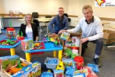 Julia Unruh vom Familienzentrum, André Kunst vom Jobcenter des Kreises Gütersloh und Martin Hillemeyer, Familienzentrum, (von links) hatten allerhand Spielsachen zu sortieren, verpacken und zu verschenken. Foto: Stadt Rietberg