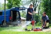 Die Wasserexperten Nadine Harz und Siegmund Buschke entnehmen Wasser an einem Hydranten. Foto: Thorsten Ulonska