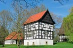 Speicher (vorn), Scheune (links) oder Wohnhaus: Auf dem Museumshof ist im 19. Jahrhundert die Zeit stehen geblieben (Foto: Stadt Bad Oeynhausen)