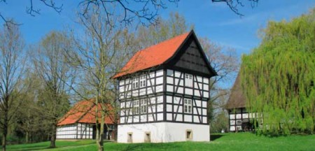 Speicher (vorn), Scheune (links) oder Wohnhaus: Auf dem Museumshof ist im 19. Jahrhundert die Zeit stehen geblieben  (Foto: Stadt Bad Oeynhausen)