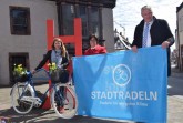Rufen zur Teilnahme am Stadtradeln 2022 auf – (v.r.) Bürgermeister Daniel Hartmann, Baudezernentin Claudia Koch und Sachbearbeiterin Karolin Bludau. Bildnachweis: Stadt Höxter